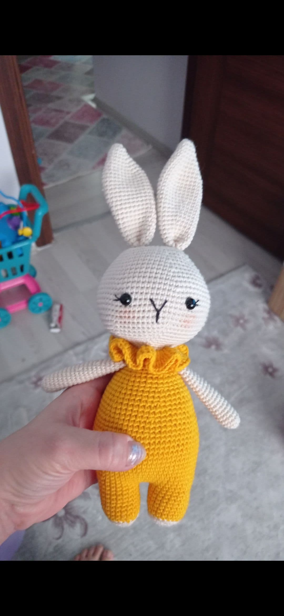 El Örgüsü Sarı Tulumlu Tavşan Amigurumi